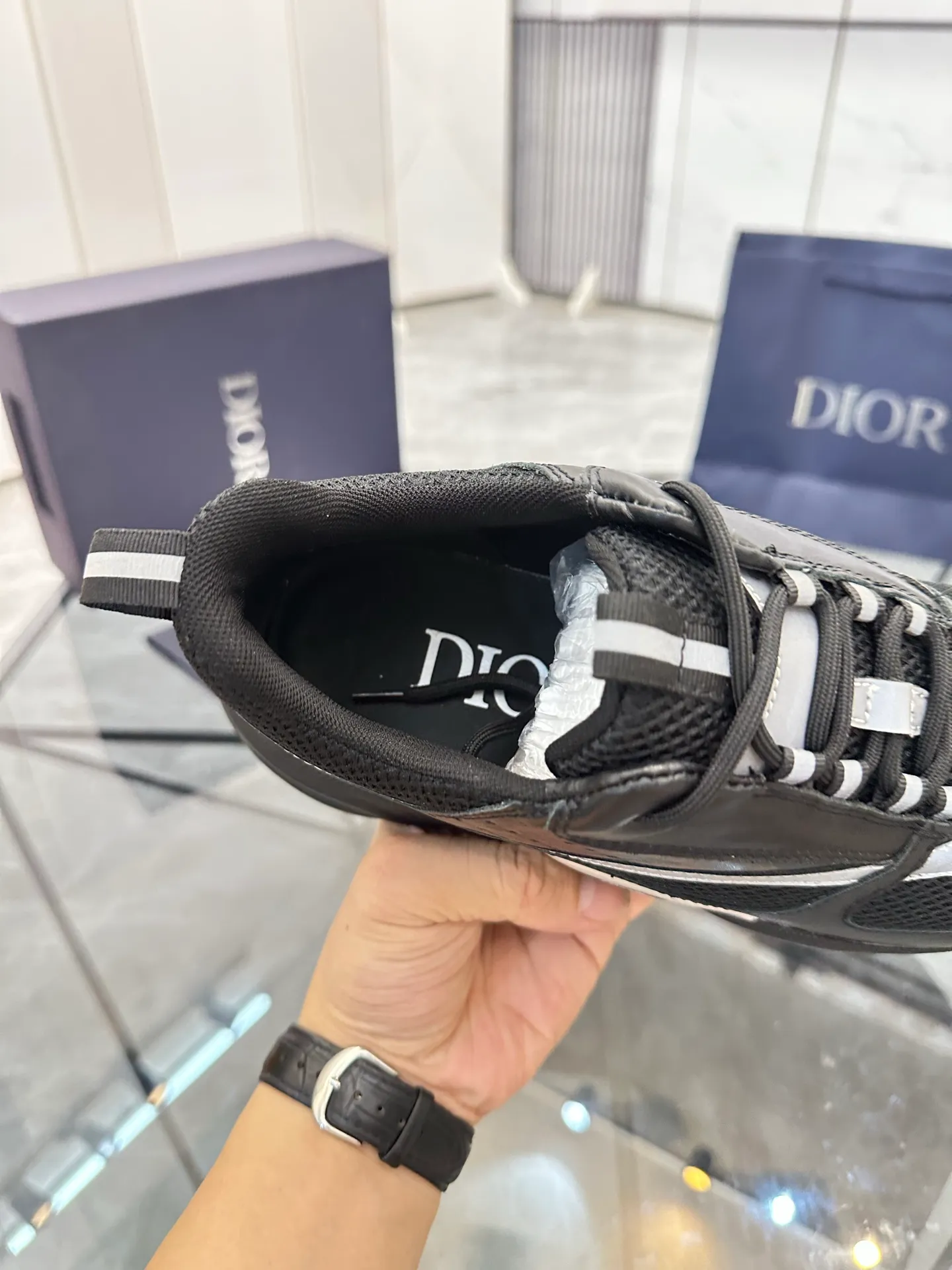 Men's shoes: 💰P460¥ Ready in Guangzhou, fully packaged Product trademark: Dior* "Dior*" low-top casual shoes Regular size: 38-46 (can be customized to 47) B22 Product materials: imported cowhide leather upper spliced ​​with original fabric, breathable lining, original outsole. Number: 920